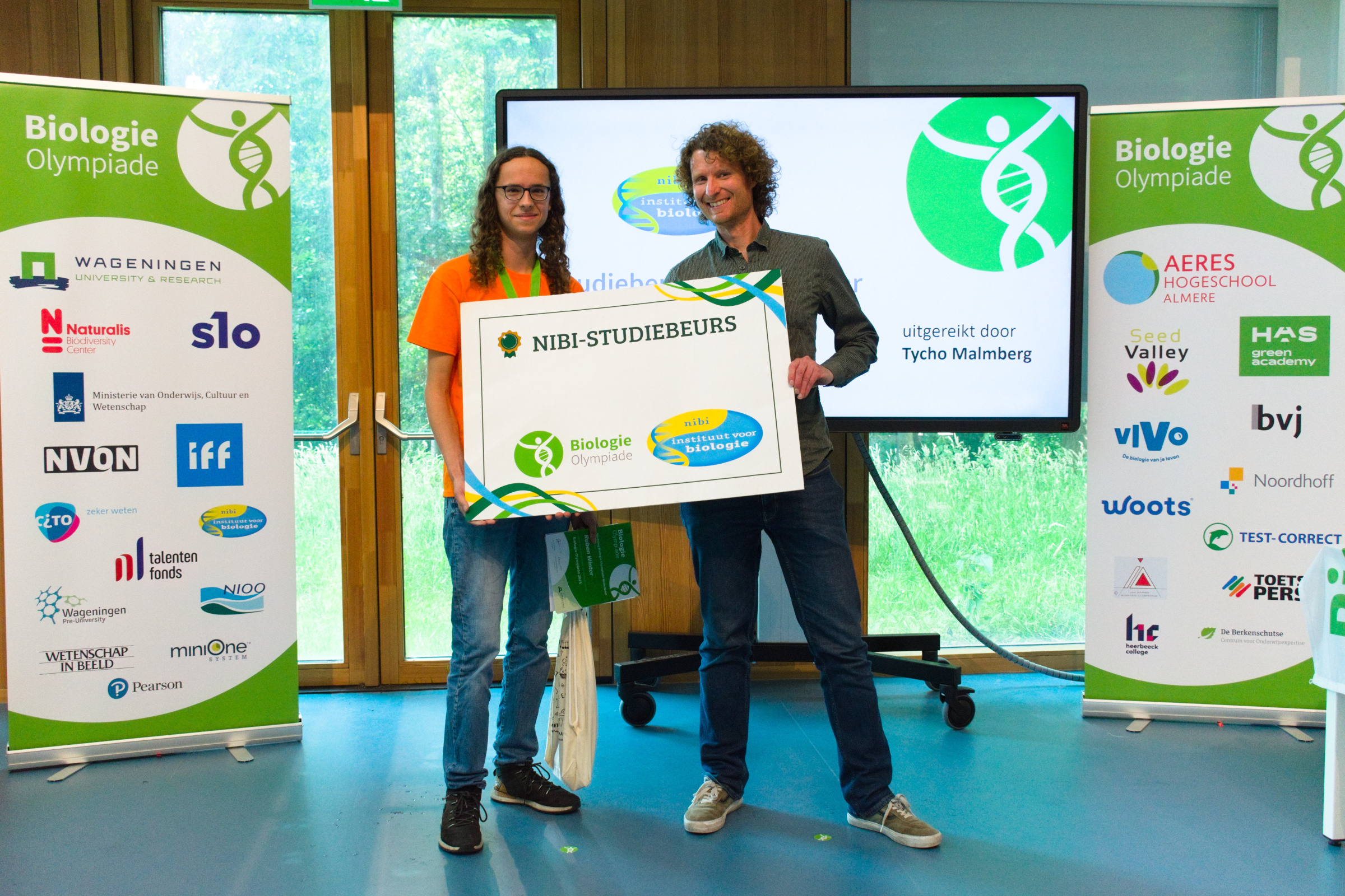 Slimste biologieleerling wint NIBI-studiebeurs Slimste biologieleerling wint NIBI-studiebeurs